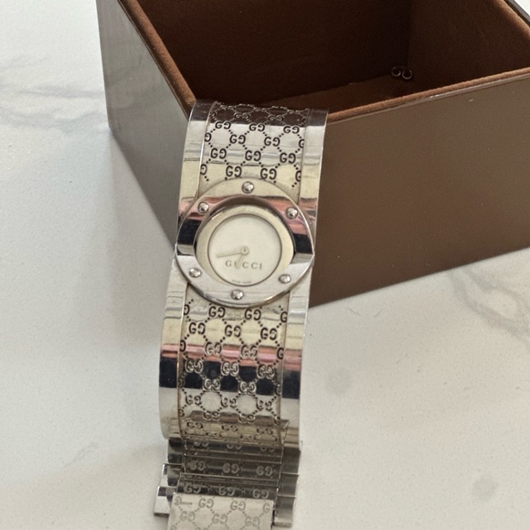 Gucci Silver Twirl Bangle Watch YA112413 - Picture 4 of 7